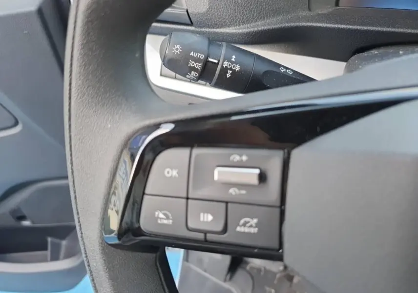 Gros plan sur les commandes au volant côté gauche du Toyota Proace Fourgon blanc Glacier, avec levier de clignotants visible.