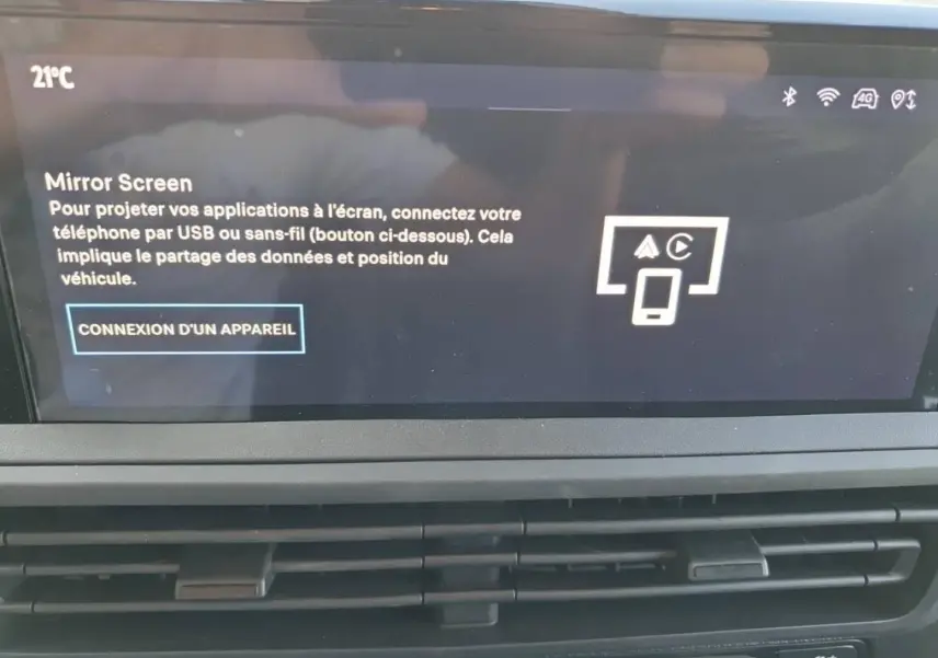 Écran tactile intérieur du Toyota Proace Fourgon 2025 affichant la fonction Mirror Screen.