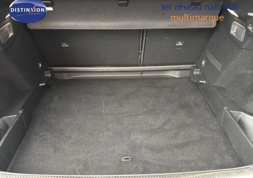 Coffre spacieux et propre du DS7 BlueHDi 130ch 2024 en gris titane métal, vue intérieure arrière sans chargement.