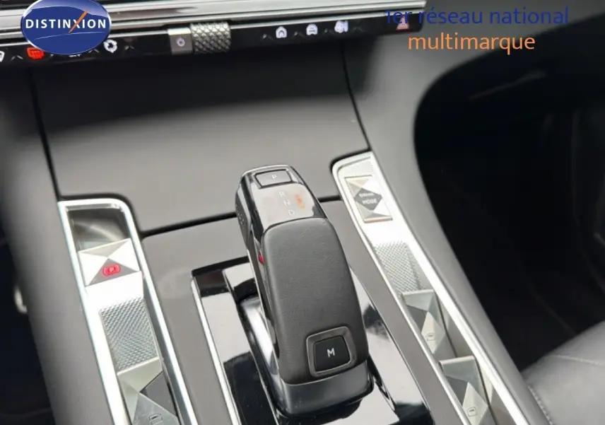 Le levier de vitesse automatique en gros plan sur la console centrale du DS7 gris titane 2024.