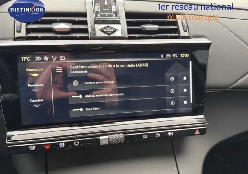 Écran tactile central du tableau de bord du DS7 gris titane, affichant les aides à la conduite avancées.