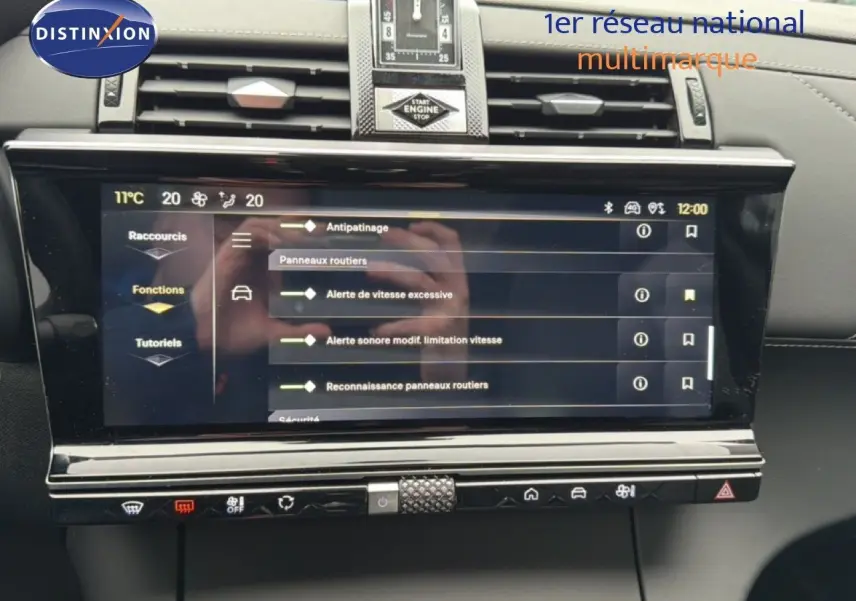 Tableau de bord du DS7 2024 gris titane, vue frontale centrée sur l'écran tactile des fonctions de sécurité.