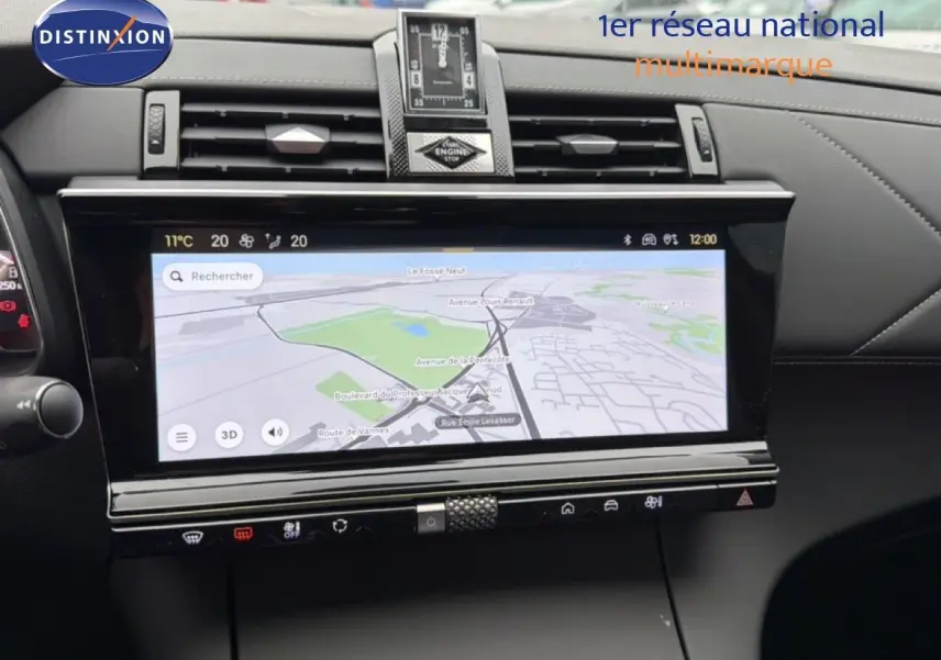Vue rapprochée de l'écran tactile central avec navigation du tableau de bord noir du DS7 Gris Titane 2024.