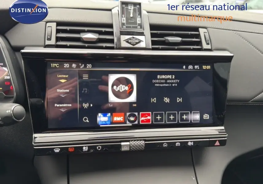 Tableau de bord du DS7 2024 gris titane, vue frontale sur l'écran tactile et horloge centrale élégante.