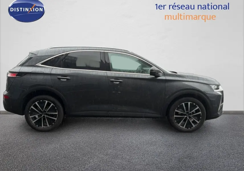 Profil côté droit du SUV DS7 2024 gris titane métal avec jantes noires et détails chromés élégants.