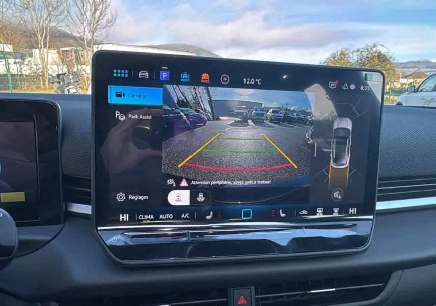 Écran central du Volkswagen T-Roc 2026 montrant la caméra de recul avec guidage de trajectoire en extérieur.