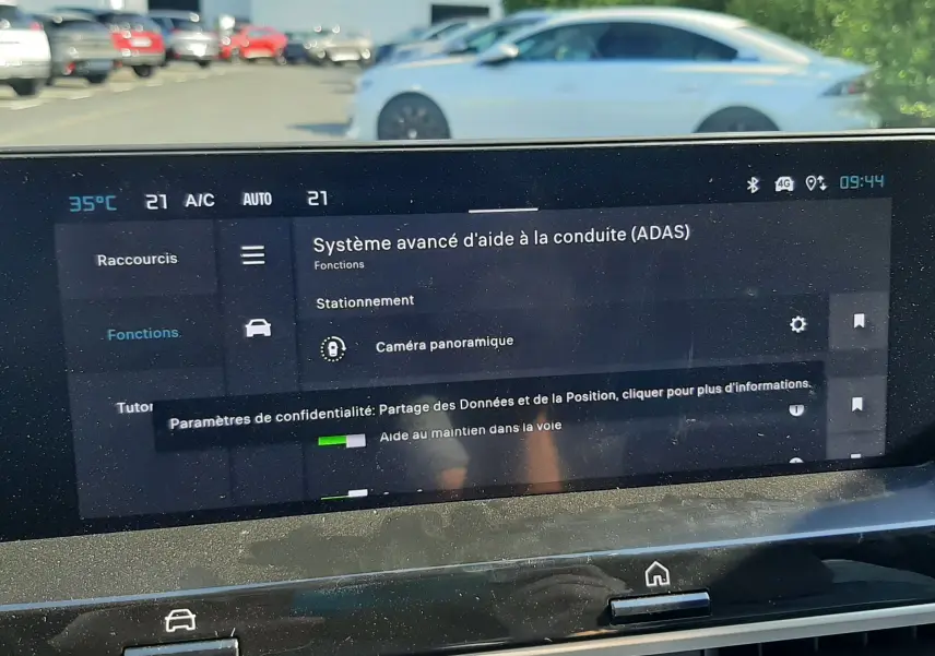 Vue intérieure du tableau de bord de la Citroën C4 blanche 2025, écran tactile affichant l'aide à la conduite avancée.