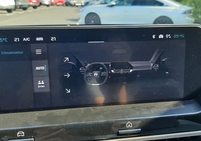 Écran tactile intérieur affichant le tableau de bord numérique et la console centrale du Citroën C4 blanc, vue frontale.