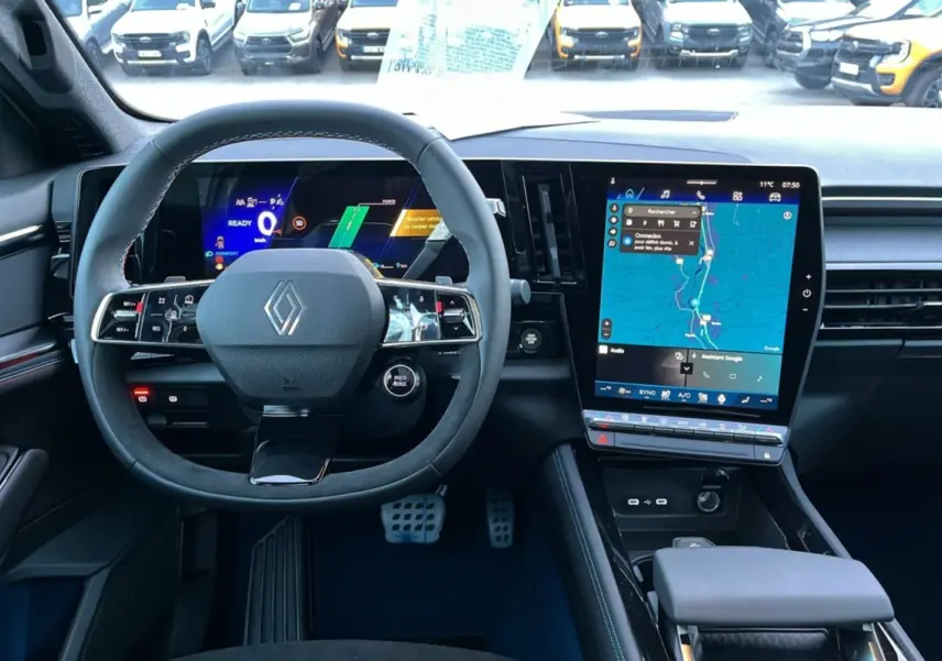 Vue intérieure avant du Renault Rafale 2025, volant cuir multifonctions et grand écran tactile central avec navigation.