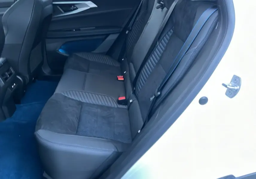 Vue intérieure côté droit sur la banquette arrière en cuir semi-alcantara noir du Renault Rafale 4x4 300 Atelier Alpine.