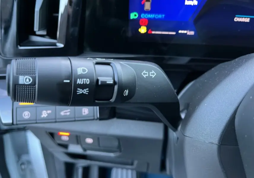 Gros plan sur la manette de clignotants et tableau de bord numérique du Renault Rafale hybride 2025.