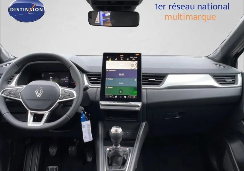 Vue intérieure frontale du tableau de bord du Renault Captur noir étoile métal 2025 avec écran tactile vertical et boîte manuelle.