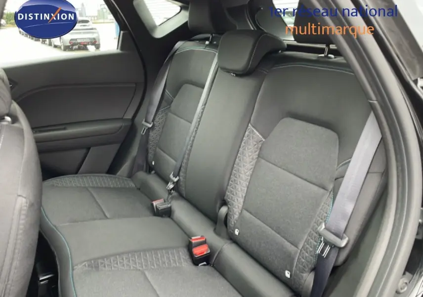 Vue intérieure côté droit des sièges arrière en tissu noir avec motifs géométriques d’un Renault Captur noir étoile métal 2025.