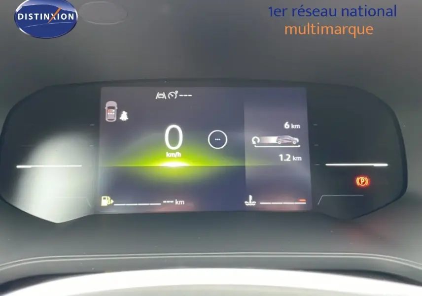 Tableau de bord numérique du Renault Captur 2025 affichant la vitesse à 0 km/h et l'autonomie, vue de face.