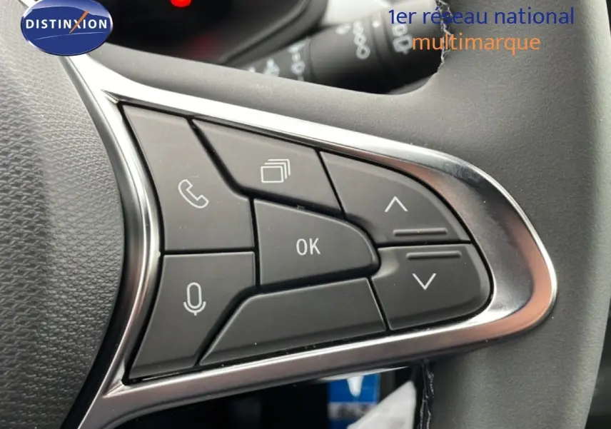 Gros plan sur les commandes multifonctions au volant du Renault Captur noir étoile métal, version 2025.