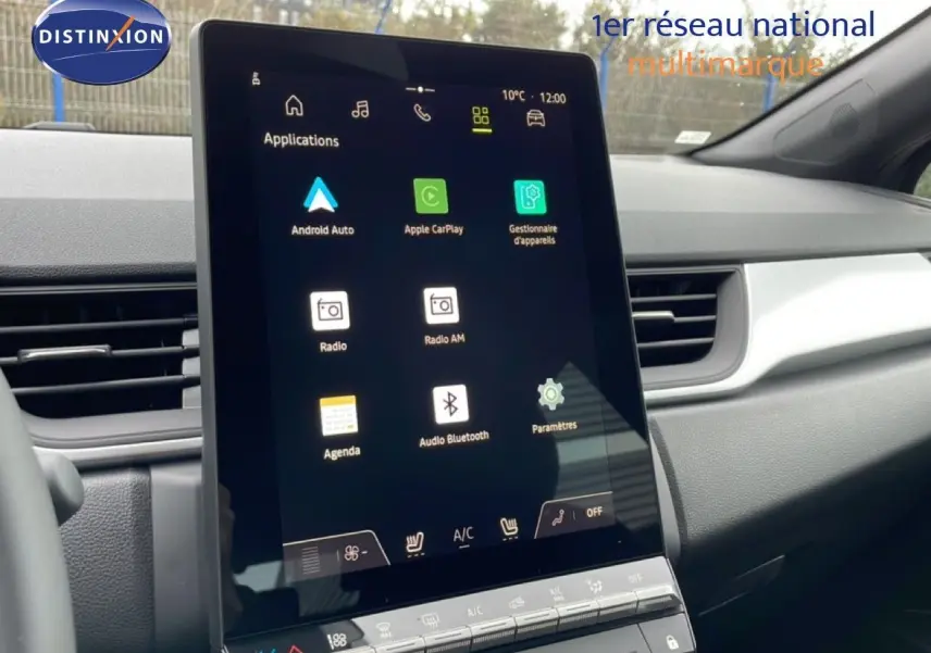 Vue intérieure du tableau de bord du Renault Captur 2025 noir étoile métal, avec écran tactile central vertical affichant les applications connectées.