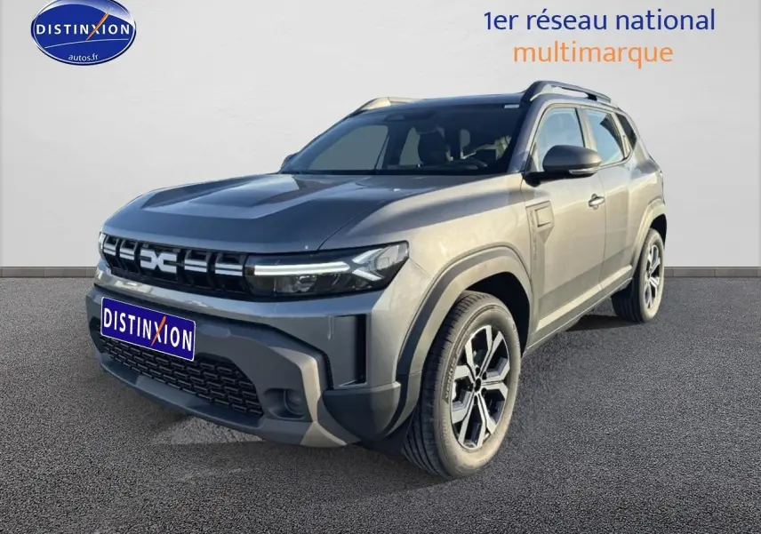 Vue 3/4 avant droite du Dacia Duster gris schiste avec calandre distinctive et jantes alu modernes.