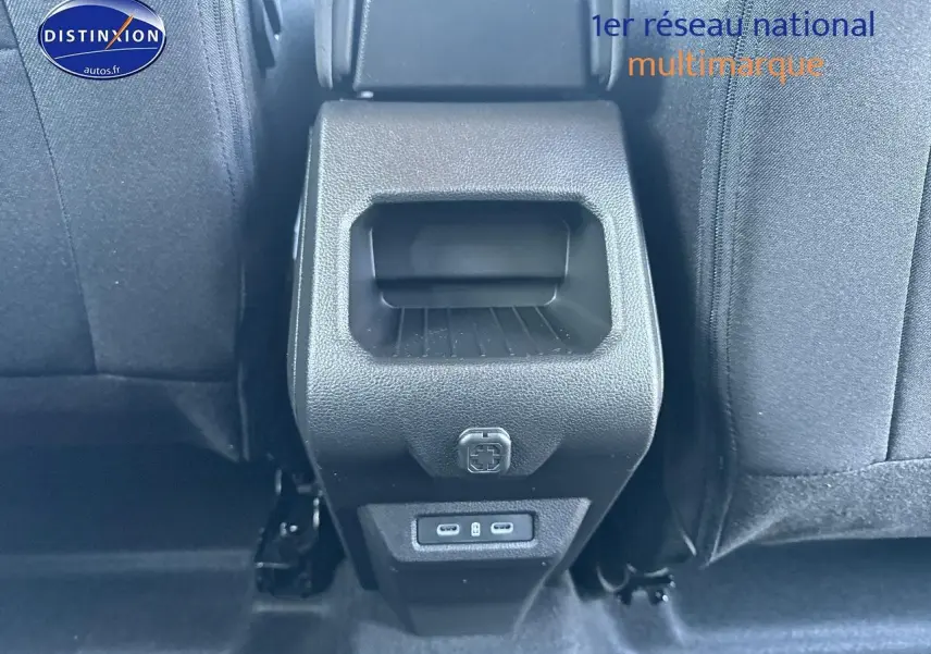 Vue rapprochée de la console centrale arrière du Dacia Duster gris schiste, avec ports USB visibles entre les sièges.