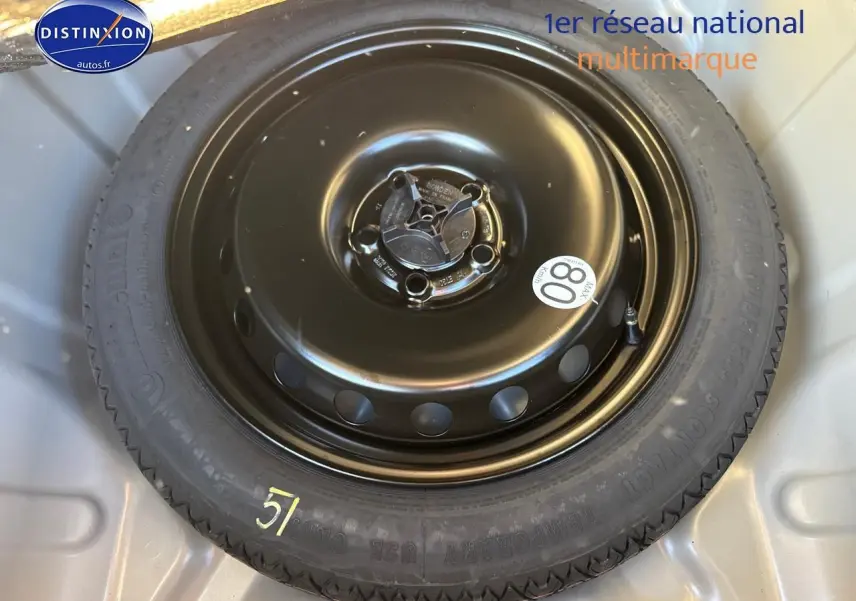 Roue de secours noire en gros plan dans le coffre du Dacia Duster gris schiste 2025.