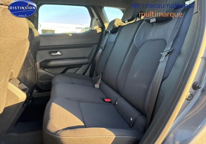 Vue intérieure côté droit de la banquette arrière noire du Dacia Duster 2025 gris schiste avec ceinture de sécurité visible.