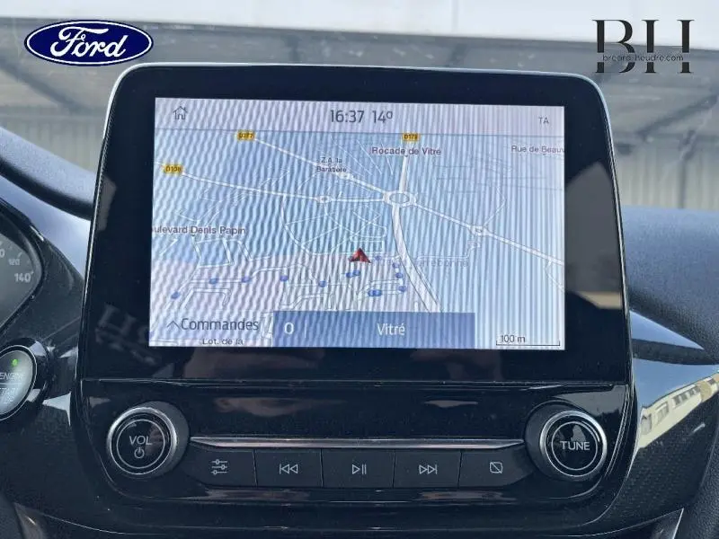 Écran tactile central du tableau de bord de la Ford Fiesta 2020 affichant la navigation GPS.