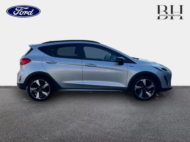 Vue de profil droit d'une Ford Fiesta 1.0 EcoBoost Active X gris lunaire avec jantes alliage noires et vitres arrière surteintées.