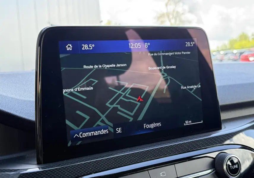 Écran tactile GPS du Ford Kuga 2024 affichant une carte de navigation, vue intérieure centrée sur la console.