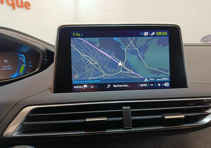 Écran tactile central du tableau de bord du Peugeot 3008 bleu, affichant la navigation en mode 2D.