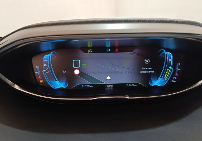 Vue rapprochée du tableau de bord numérique bleu du Peugeot 3008 Hybrid 225 GT Pack affichant la navigation et l'autonomie.