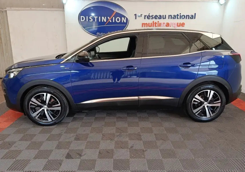 Vue de profil côté gauche d'un Peugeot 3008 bleu hybride rechargeable avec jantes alliage et toit noir.