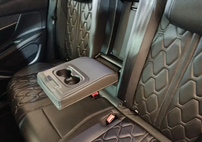 Vue rapprochée de la banquette arrière noire en cuir avec accoudoir central et porte-gobelets du Peugeot 3008 GT Pack.