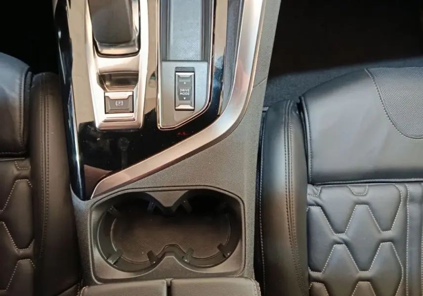 Vue plongeante sur la console centrale noire et le levier de vitesses du Peugeot 3008 GT Pack avec sièges cuir noirs.