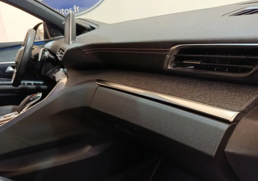 Vue intérieure côté passager du tableau de bord noir et tissu gris du Peugeot 3008 hybride rechargeable bleu 2020.