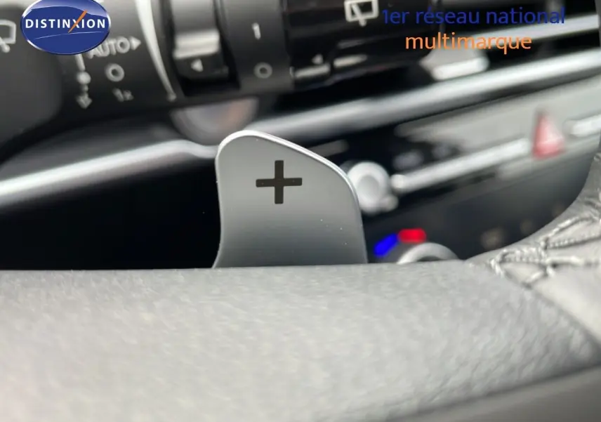 Gros plan sur la palette de changement de vitesse "+" côté droit du volant d'un Hyundai Tucson blanc Atlas 2026.