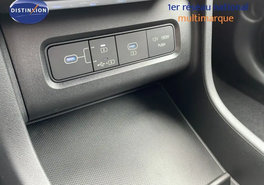 Détail intérieur montrant les ports USB et prise 12V du Hyundai Tucson blanc Atlas 2026.