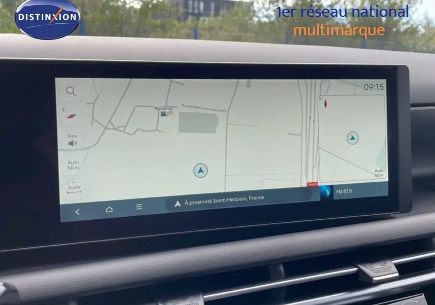 Écran tactile central du Hyundai Tucson blanc Atlas 2026 affichant la navigation GPS en intérieur.