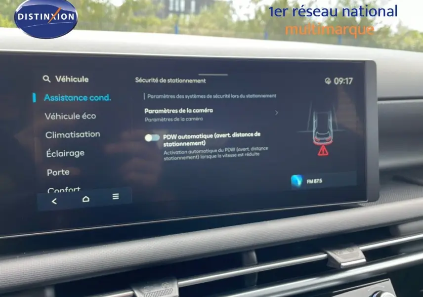 Écran tactile intérieur du Hyundai Tucson 2026 montrant les paramètres d'assistance à la conduite, vue de face.