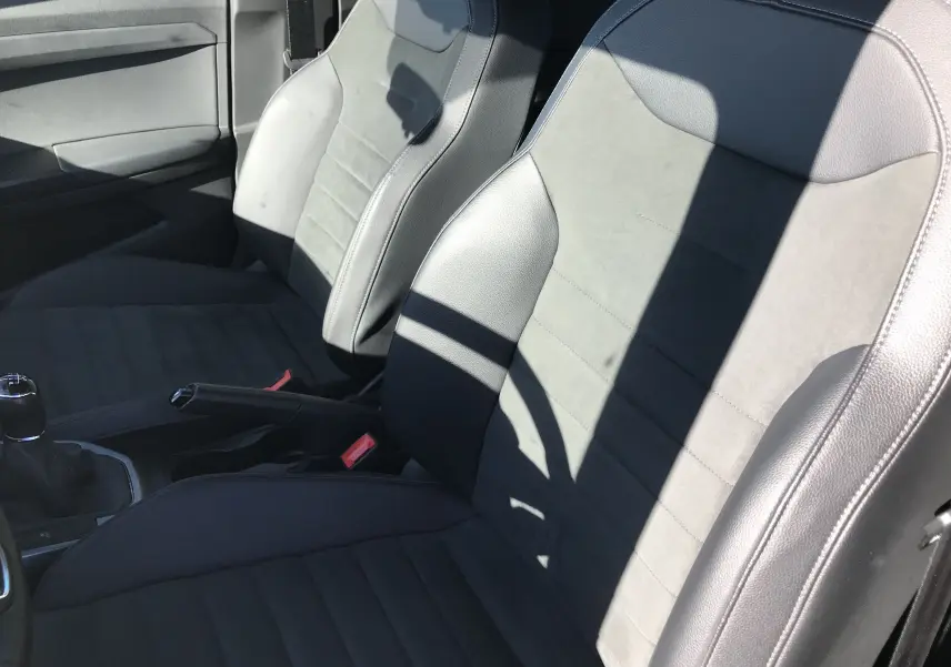 Vue rapprochée des sièges avant en cuir noir et tissu gris du SEAT Arona 2019, avec levier de vitesse manuel visible.