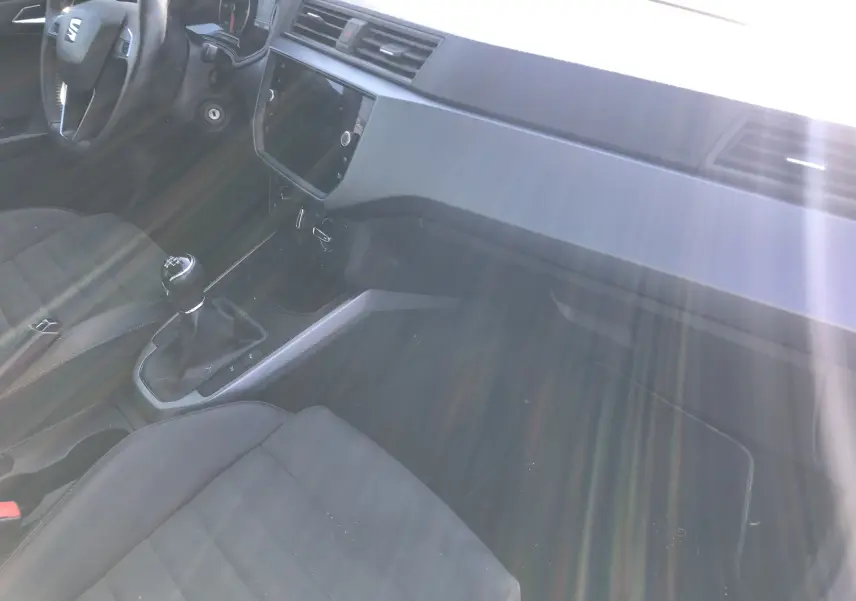 Intérieur du SEAT Arona 2019 vu côté passager, avec tableau de bord noir et levier de vitesse manuel.