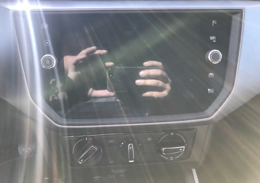 Tableau de bord et console centrale du SEAT Arona blanc toit noir, avec écran tactile et commandes climatisation visibles.