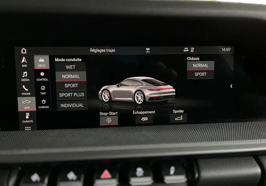 Écran intérieur affichant les réglages de conduite d'une Porsche 911 argent vue de trois quarts arrière droit.