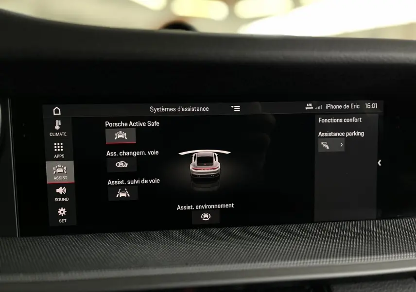 Écran tactile intérieur affichant les systèmes d'assistance de la Porsche 911 Carrera S 2019 en mode confort et parking.
