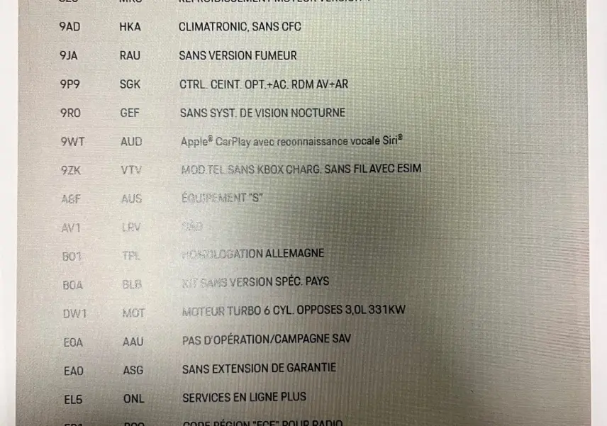 Image montrant un écran listant les options techniques et équipements d'une Porsche 911 Carrera S 992 argent GT.