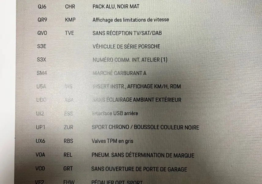 Vue 3/4 avant d'une Porsche 911 Carrera S 2019 en argent GT avec jantes RS Spyder et jupes sport design.