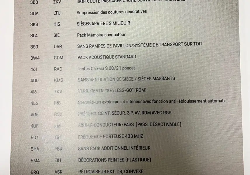 Vue de face d'une Porsche 911 (992) Carrera S argent GT avec jantes RS Spyder et jupes latérales sport design visibles.