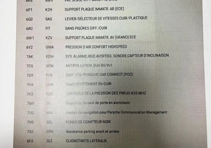 Image montrant un Porsche 911 (992) Coupé argent GT en 3/4 avant avec jantes RS Spyder et jupes latérales sport design.