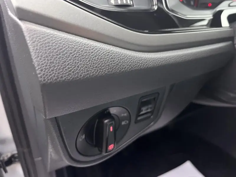 Détail du tableau de bord côté gauche de la Volkswagen Polo gris avec commande des phares et réglage de luminosité.