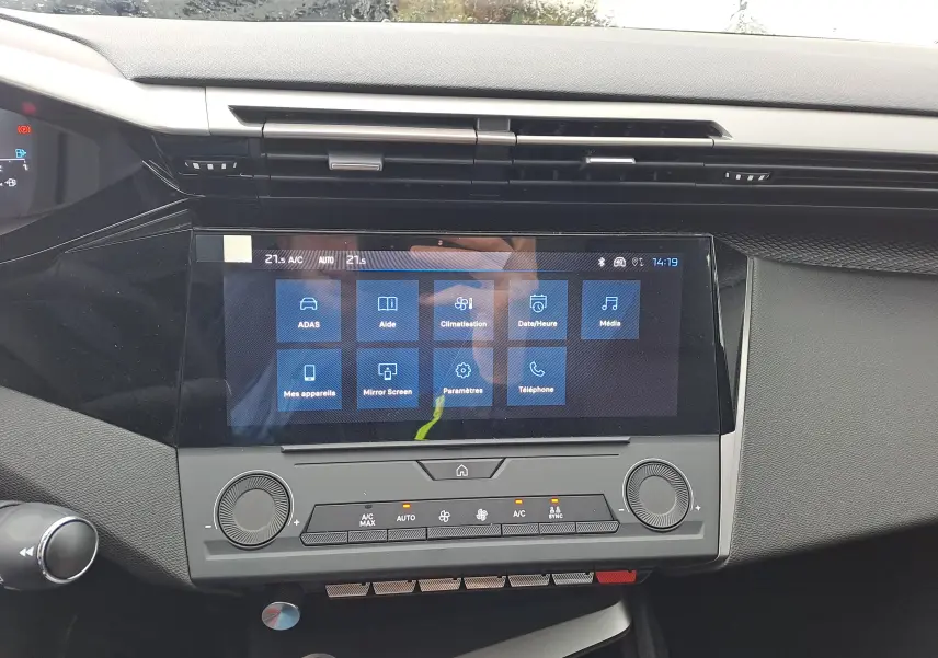 Vue rapprochée de l’écran tactile central de la Peugeot 308 2025 avec commandes climatisation et interface moderne.