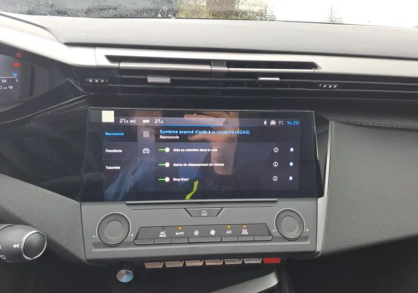 Vue intérieure centrée sur l'écran tactile du tableau de bord de la Peugeot 308 2025, affichant les aides à la conduite.