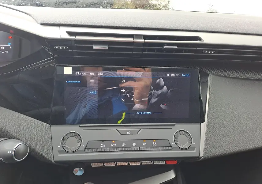Vue rapprochée de la console centrale et écran tactile de la Peugeot 308 2025, avec commandes de climatisation visibles.